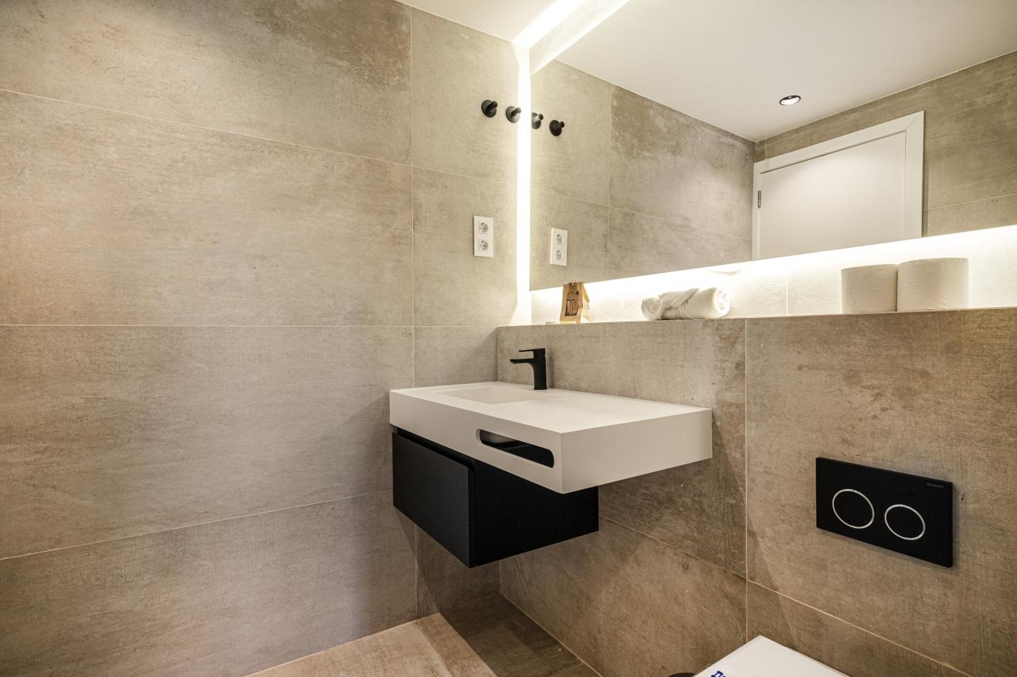 Superior One-Bedroom Apartment