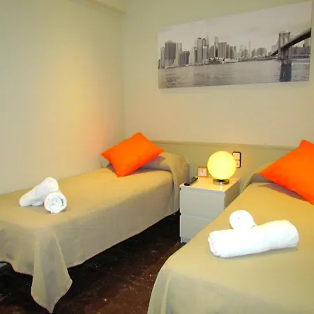 Barcelona City Street Hostal-3