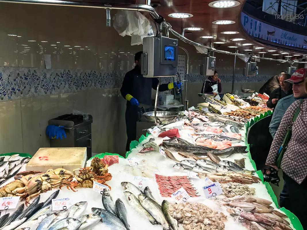 Ein Fischstand auf dem Mercat de la Boqueria